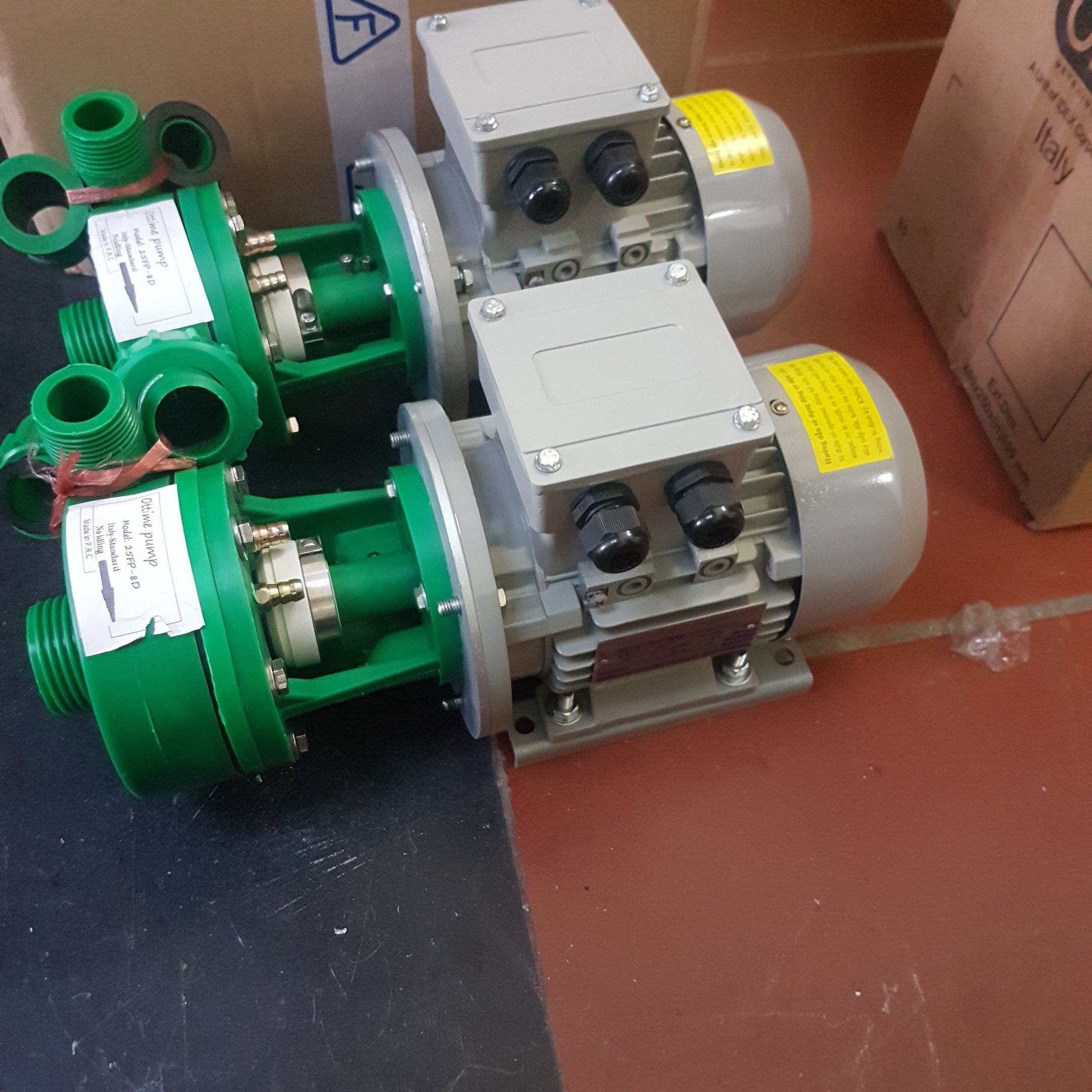  Bơm hóa chất đầu nhựa giá rẻ 40FP-18D